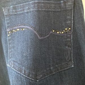 Jones New York capri jeans size 4 Excellent like new condition! Waist 14"